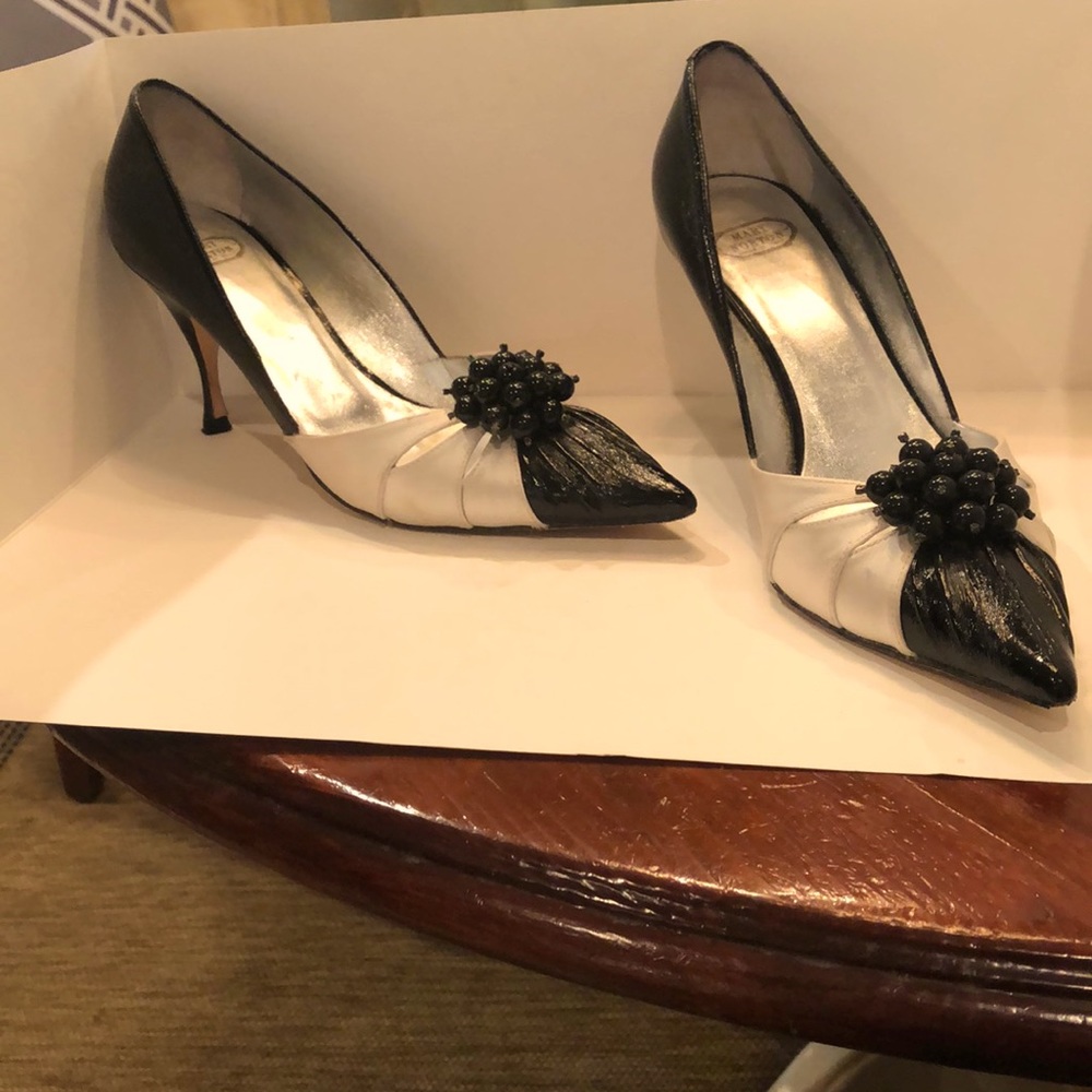 31/2 inch heel. Barely worn. Beautiful and comfortable. Box included
